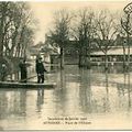 On ramait  dans les rues d'Auxonne en 1910  pendant la crue