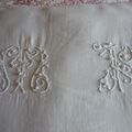 Gros coussin en drap ancien. Superbe et unique!