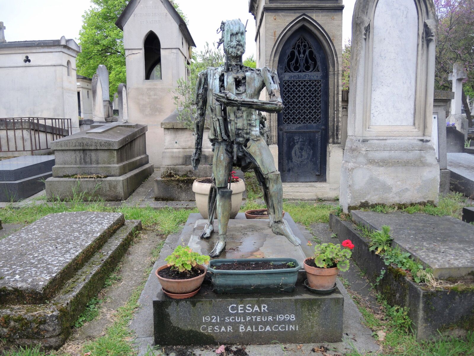 Paris, cimetière Montparnassse, tombe de César (75)