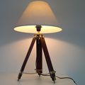 lampadaire tripied en bois, abatjour couleur ecru, hauteur réglable 60€