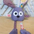 Doudou lapin violet et blanc