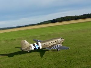 Un Douglas C47 aux décorations du débarquement de Normandie.