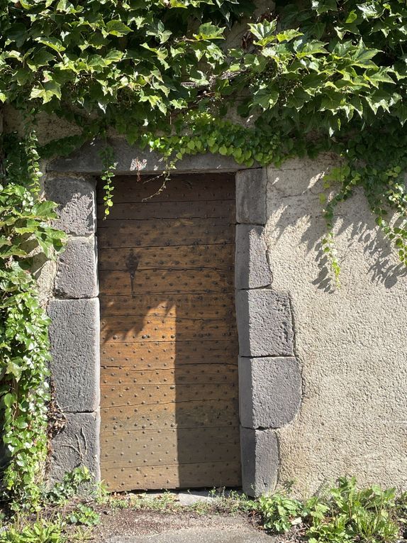 Mercredi 01 octobre 2025 Balade (en date du 27 sept 2025) dans les bois d'Enval jusqu'à la source Marie ,  Initialement exploitée au XIXᵉ siècle pour ses vertus médicinales, La source fut « perdue » vers 1920, puis retrouvée en 1999, Un aménagement (pompe à bras, restauration partielle) a été mis en place après sa redécouverte, le retour harde pour moi mais j'ai poursuivi  au village