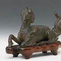 Sujet en bronze figurant un qilin allongé. Chine, XVIIème siècle