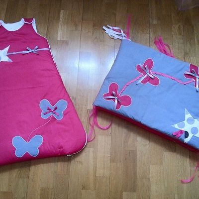 Gigoteuse fuchsia et son tour de lit gris