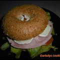 Bagel au jambon et au chèvre