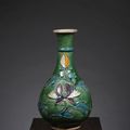 Vase piriforme à décor de fleurs, Chine, Jiangxi, Jingdezhen, Dynastie Ming, ca 16° siècle