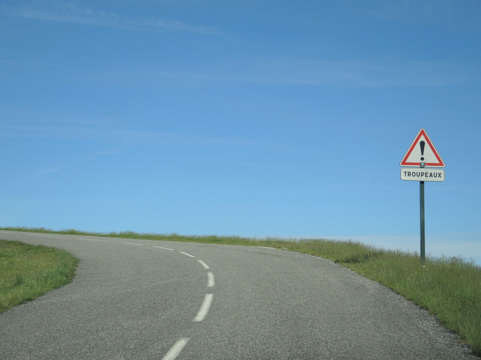 Port de Larrau, route et panneau (64)