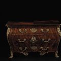 Commode tombeau en sarcophage. Attribuée à Joseph Poitou et Charles Cressent. Fin de l'époque Louis XIV, vers 1710-1715.