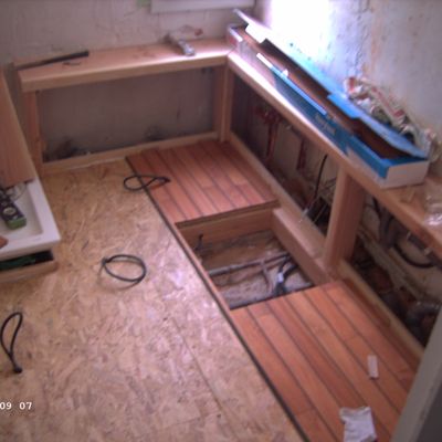 Rénovation d'une salle de bain : parquet en pont de bateau !