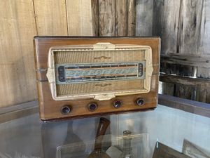 la bonne cheminée et ses marmites en fonte, la balance roberval et le fameux poste de radio
