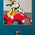 Mickey et Pluto en voiture rouge