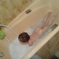 Léo dans la baignoire de mamie