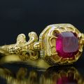 Bague Renaissance en or émaillé et tourmaline rouge @ Fabian de Montjoye