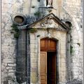 Porche de l'église de Vénasque