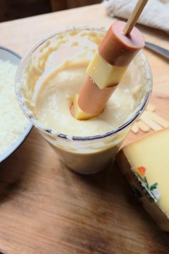 Corn Dogs au Comté, sauce aux oignons
