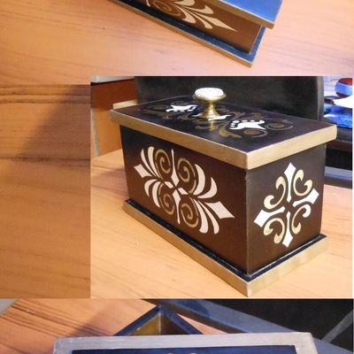 Un coffret en bois, et marqueterie