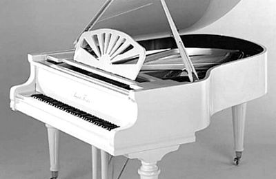 Piano de concert blanc