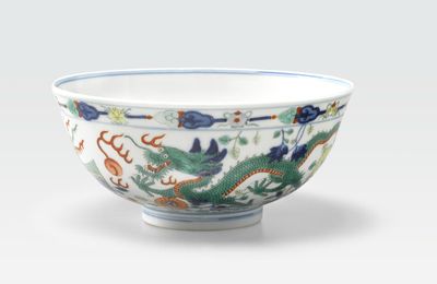 A wucai-decorated dragon and phoenix bowl, Guangxu six-character mark and of the period (1875-1911)