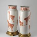 Paire de vases cylindriques en porcelaine blan­che,  Chine, 2ème moitié du XIXème siècle. 