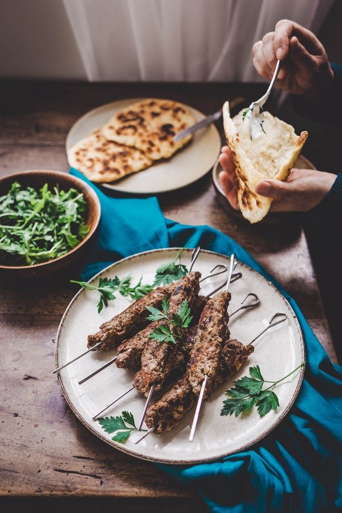 brochettes de kefta, facile, viande hachée, coriandre, sandwich avec pain pita, sauce blanche