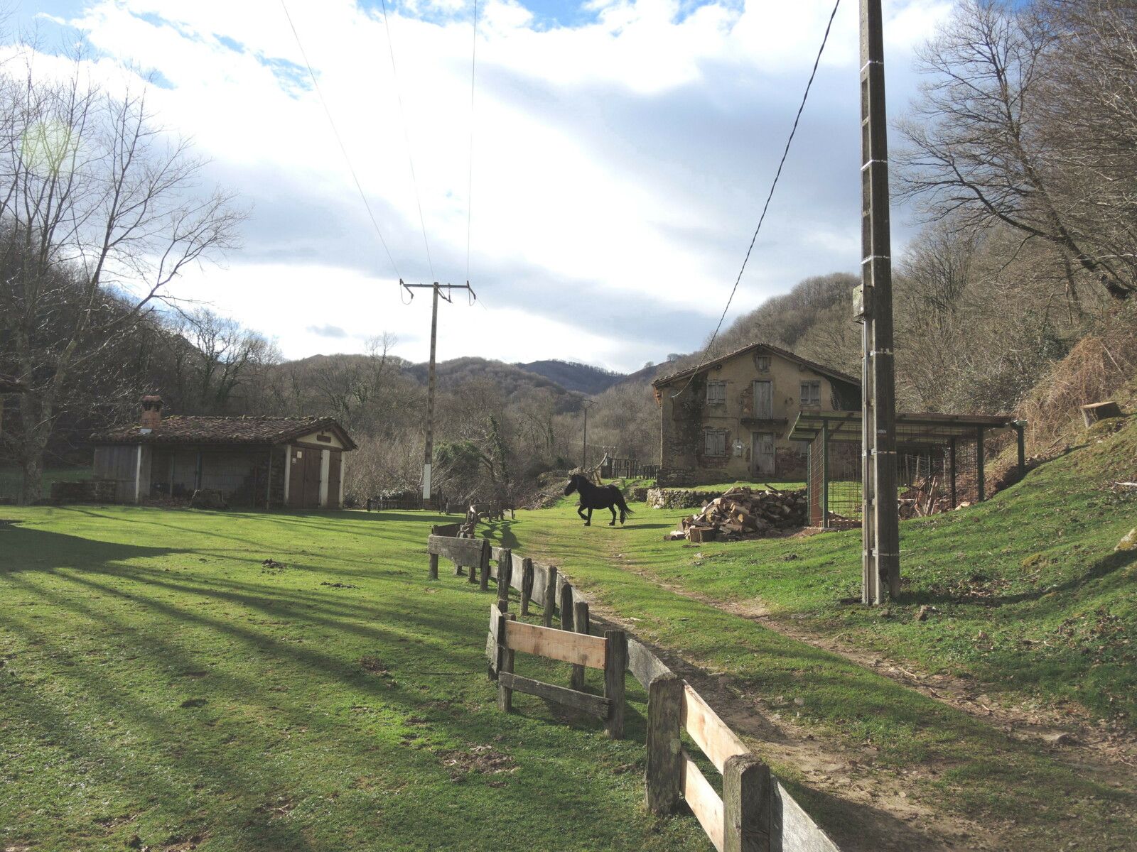 Aritzakun, maisons, chemin et cheval (Espagne)