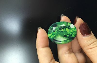 Tourmaline verte : Broche magnétique artisanale en résine