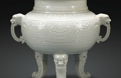 Rare brûle-parfum en porcelaine à glaçure blanche, Marque et époque Qianlong (1736-1795)