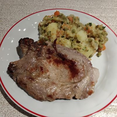 Côtelettes et stoemp de petits pois et carottes à la moutarde en grains 