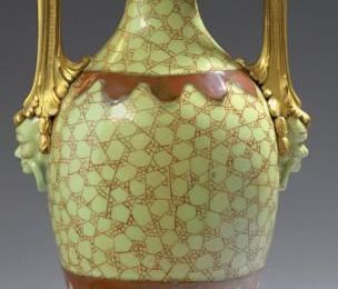 Beau vase couvert en porcelaine jaune céladon, genre Chantilly. Epoque Louis XVI