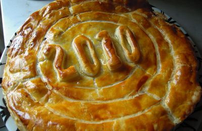 une tourte feuilletée au confit de canard, poires et oignons, foie gras, boudin blanc