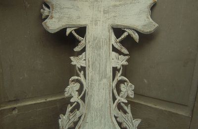 Croix ancienne Patiné Blanc et Beige mastic