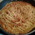 Spaghetti à la sauce julienne de légumes et de tomates 