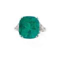 Bague en or gris sertie d'une émeraude de Colombie pesant 9,11 cts 
