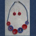 collier bleu et rouge