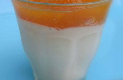 La voie lactée : pannacotta à la vanille et compotée d'abricots