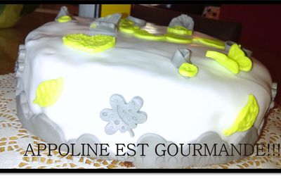 Gâteau au chocolat et aux fruits rouges décoré de pâte à sucre