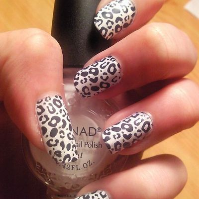 Ongles blancs léopard noir