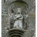 Petite statuette sur la façade d'une maison à Locronan