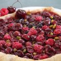 TARTE RUSTIQUE RAPIDE CERISES, FRAMBOISES, PISTACHES 