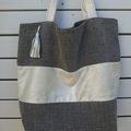 sac à mains ou cabas réalisé dans un lin gris chiné avec une bande argentée - pompon modèle unique