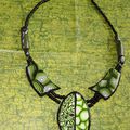 Collier et boucle dans les verts