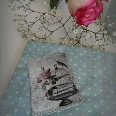 Petite pochette patch aux couleurs acidulées ... 