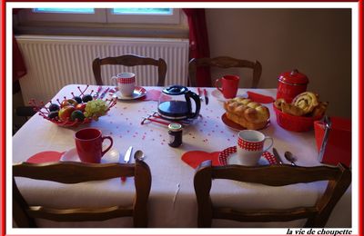 MA TABLE SPECIALE PETIT DEJEUNER EN ROUGE ET BLANCHE