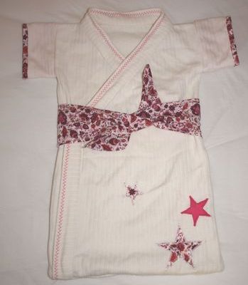 Turbulette-kimono en molleton blanc rayé et coton fleuri fuschia, taille 0-3 mois, 2 euros
