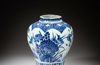 A blue and white 'birds and flowers' hexagonal vase, Transitional period, 17th century
