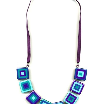 Série de bijoux carrés concentriques couleur turquoise, bleu ardoise foncé, violet et bleu ciel.