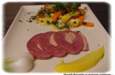MAGRET DE CANARD FARCI AU FOIE GRAS, SALADE DE MANGUE ET CAROTTES À L'HUILE D'OLIVE