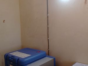 Les travaux dans le dispensaire, la pharmacie et la maternité