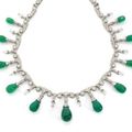 Important collerette et paire de pendants d'oreilles en platine, diamants et émeraudes